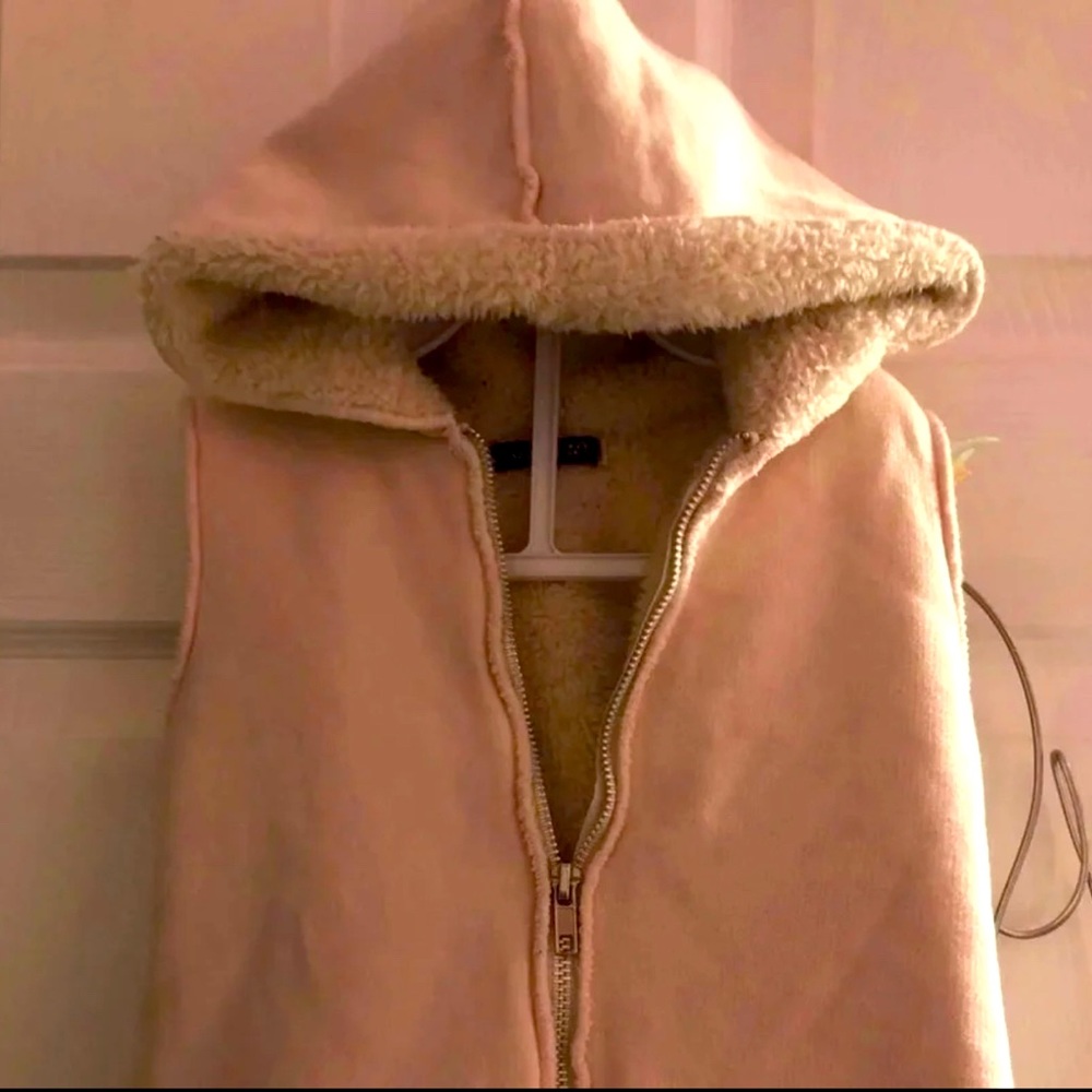 Size 4/5 little girls vest in faux suede on the outside and fuzzy on the inside